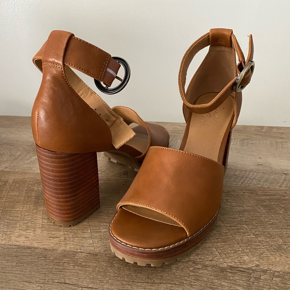 NWOT Crown Vintage Tan Leather Heeled Sandals